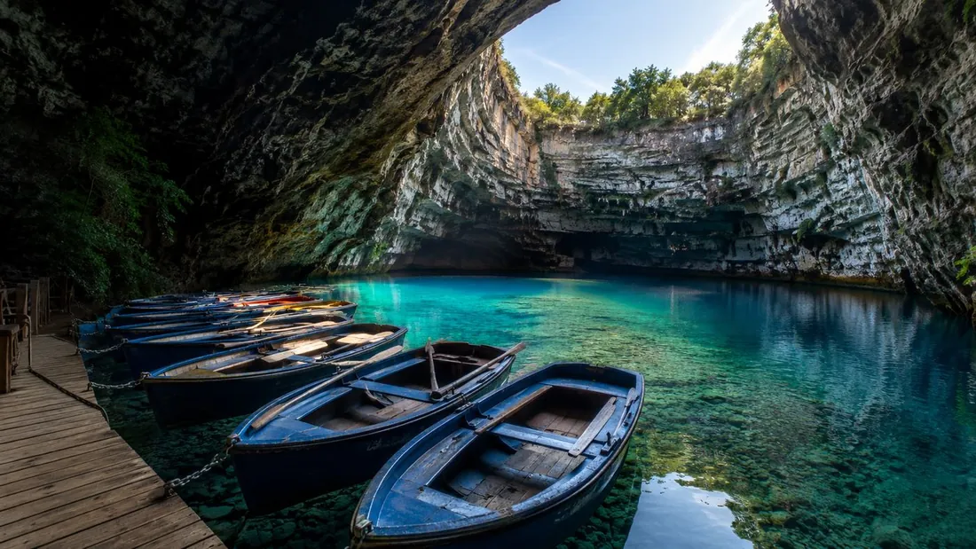 Melissani Lake all’orario di apertura, prima dell’arrivo delle comitive