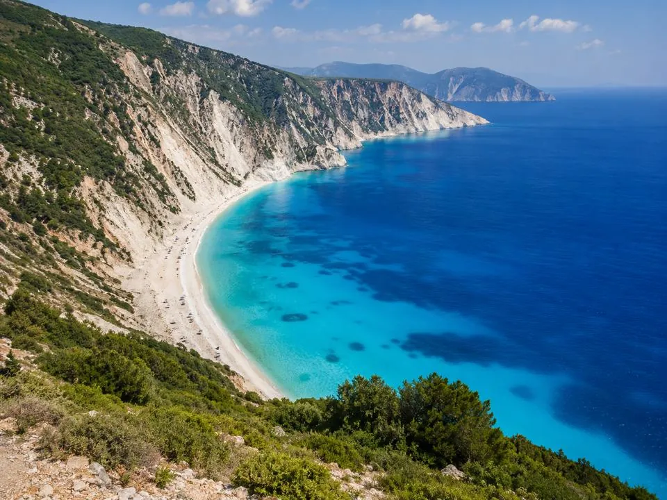 Spiaggia di Myrtos vista dal punto panoramico sulla strada costiera