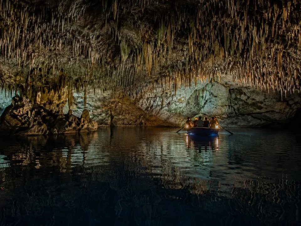 Stalattiti nella seconda camera chiusa di Melissani Cave